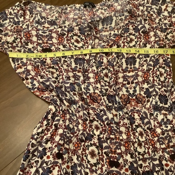 ⸻

American Eagle Boho Floral Romper • Women’s Medium - Picture 3 of 8